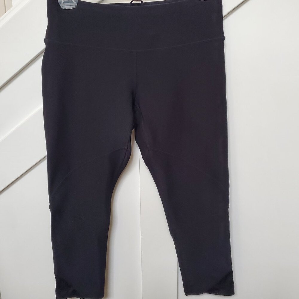 Solid black cropped leggings zip pocket